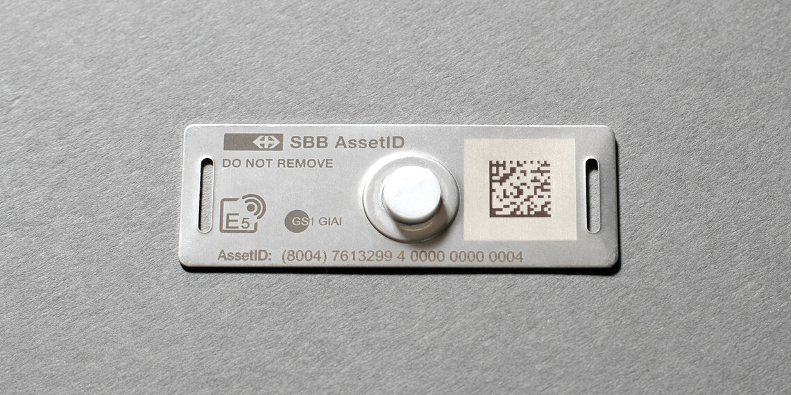 Typenschild mit RFID-Technologie und QR-Code von smart-TEC