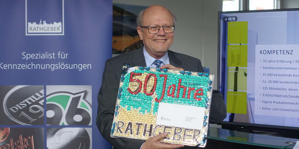 Geschenkübergabe: Hans-Georg Wawra, zweiter Bürgermeister von Mindelheim, überreicht im Namen der Gemeinde ein süßes Geschenk