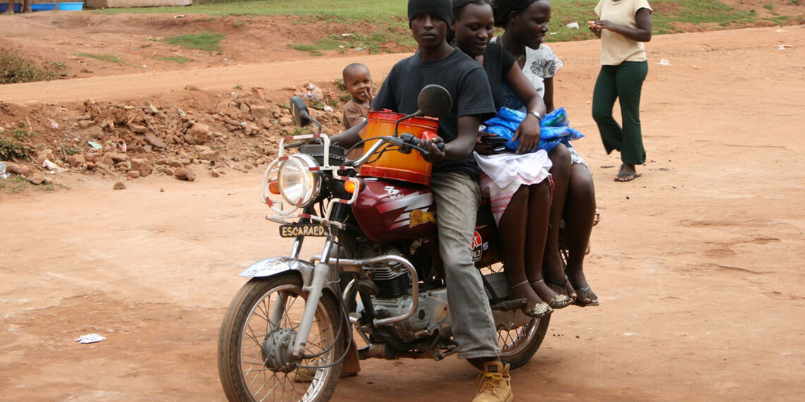 Familie in Uganda mit Kochofen - Projekt Uga Stove