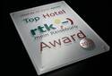 Acryl-Schild als Award  mit Jahresplakette aus geprägtem Aluminium für Reisebüro| RATHGEBER | © RATHGEBER GmbH & Co. KG