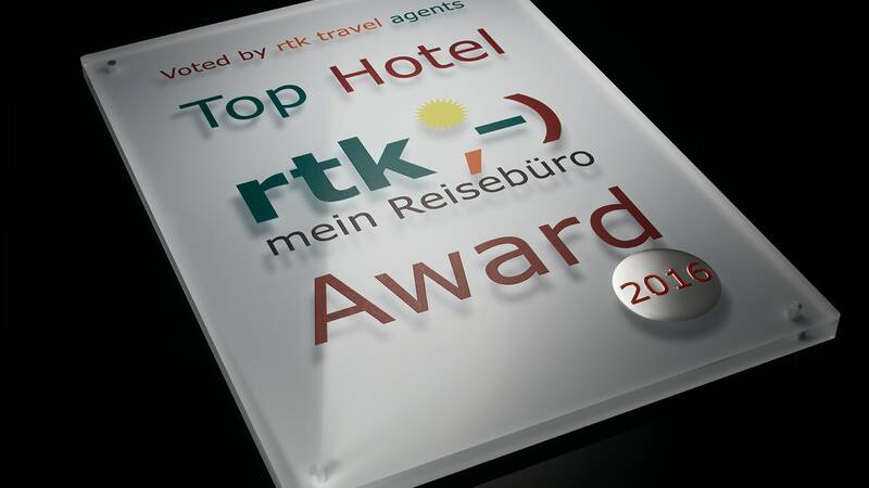 Acryl-Schild als Award  mit Jahresplakette aus geprägtem Aluminium für Reisebüro| RATHGEBER