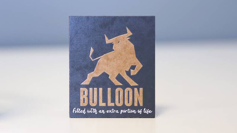 Bulloon-Emblem aus Holzblech