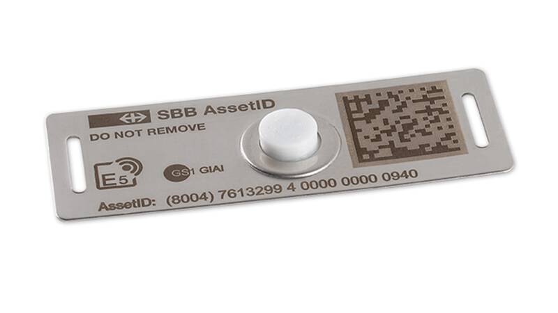 Stainless steel plate with integrated UHF transponder